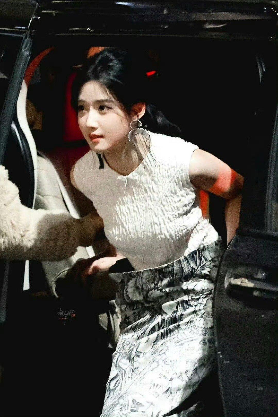 时尚[超话]   卢昱晓于纽约时装周惊艳登场，一袭新中式造型吸睛无数。利落剪裁搭