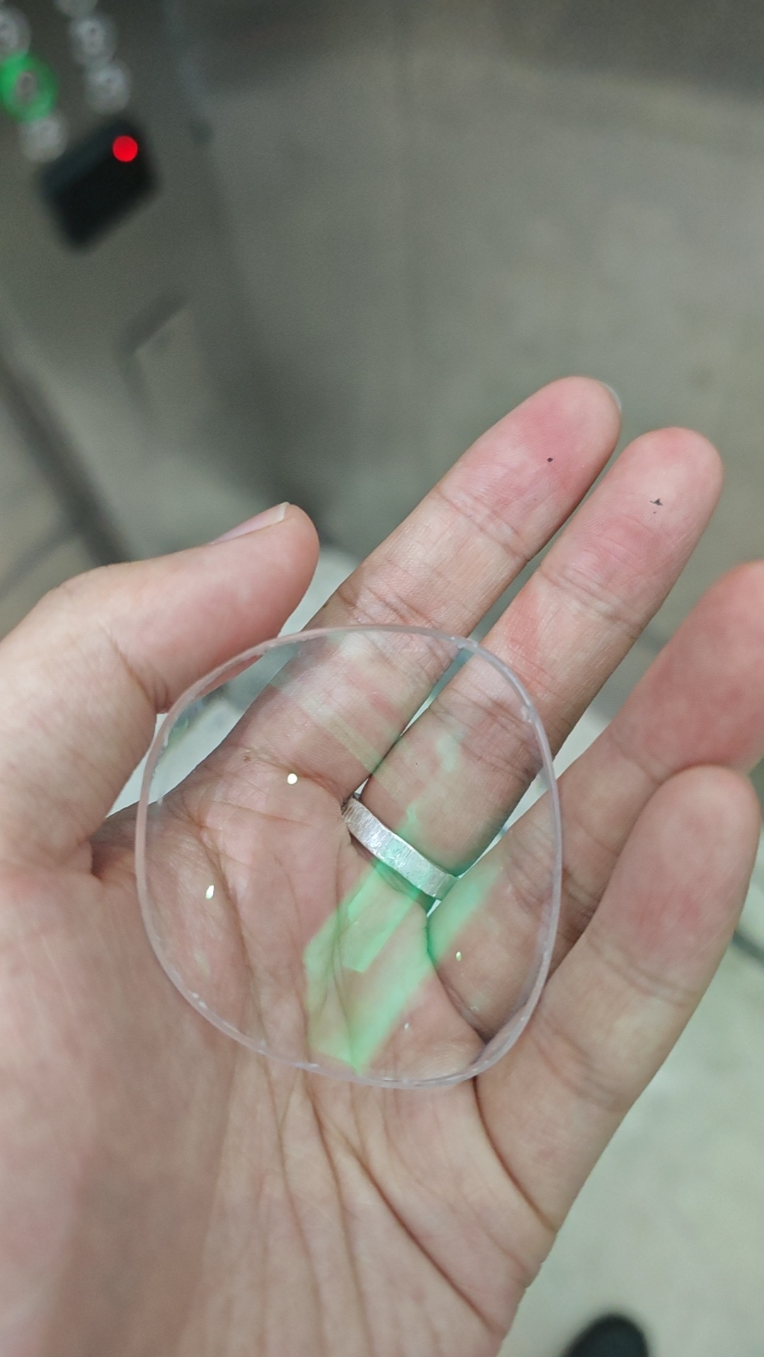 不是，谁家好人台风天眼镜被吹飞了，找了整整一条街只找到一个镜片了