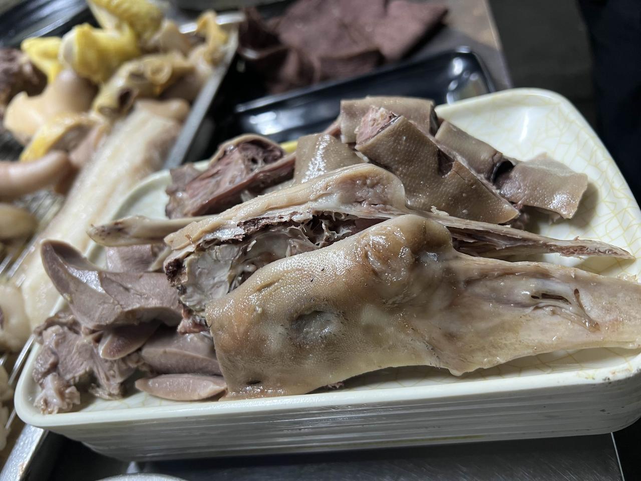 在湛江，万物皆可白切。
今天分享白切鹅，在湛江比较常见的东海老鹅和城月老鹅。在湛