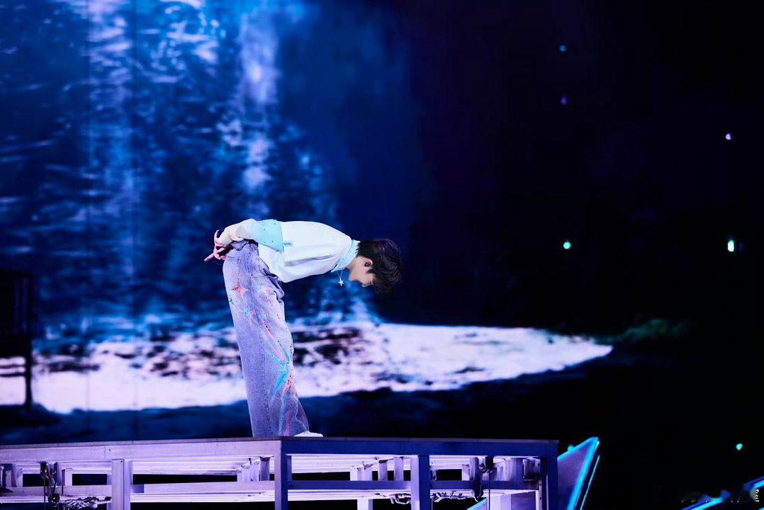 周深真正践行了对每个人的尊重 在候场在退场，经过的时候都会鞠躬，这种刻在骨子里的