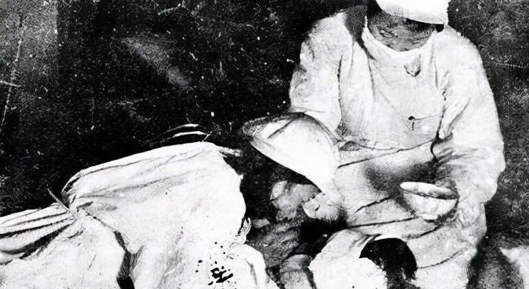 “上甘岭战役”伤员救治所里，一个遍体鳞伤的排长因尿不出来尿，憋得脸色通红，一直呻