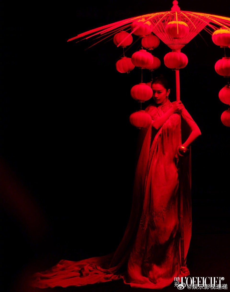 原来这些都是李云霄 点开李云霄二月份的作品集，燕子娘的江湖气还没散，转头又是高定