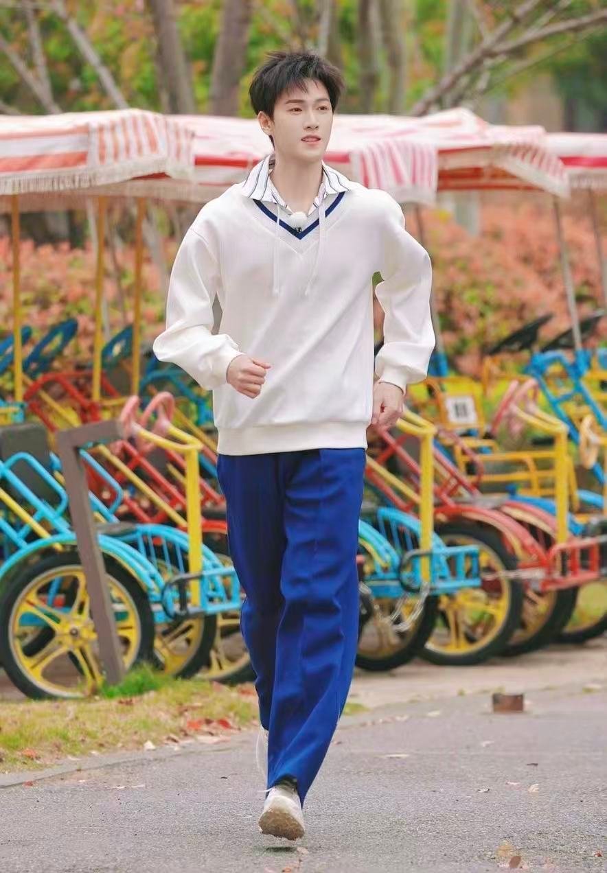 想看孟子义李昀锐演一对民国情侣奔跑吧 从眼神到身段，民国本子请递给他俩！奔跑吧置