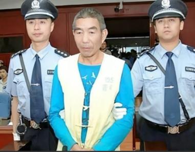 他从2007年开始连续杀人，直到2012年落网，他把受害者肉剔下，腌渍风干后冒充