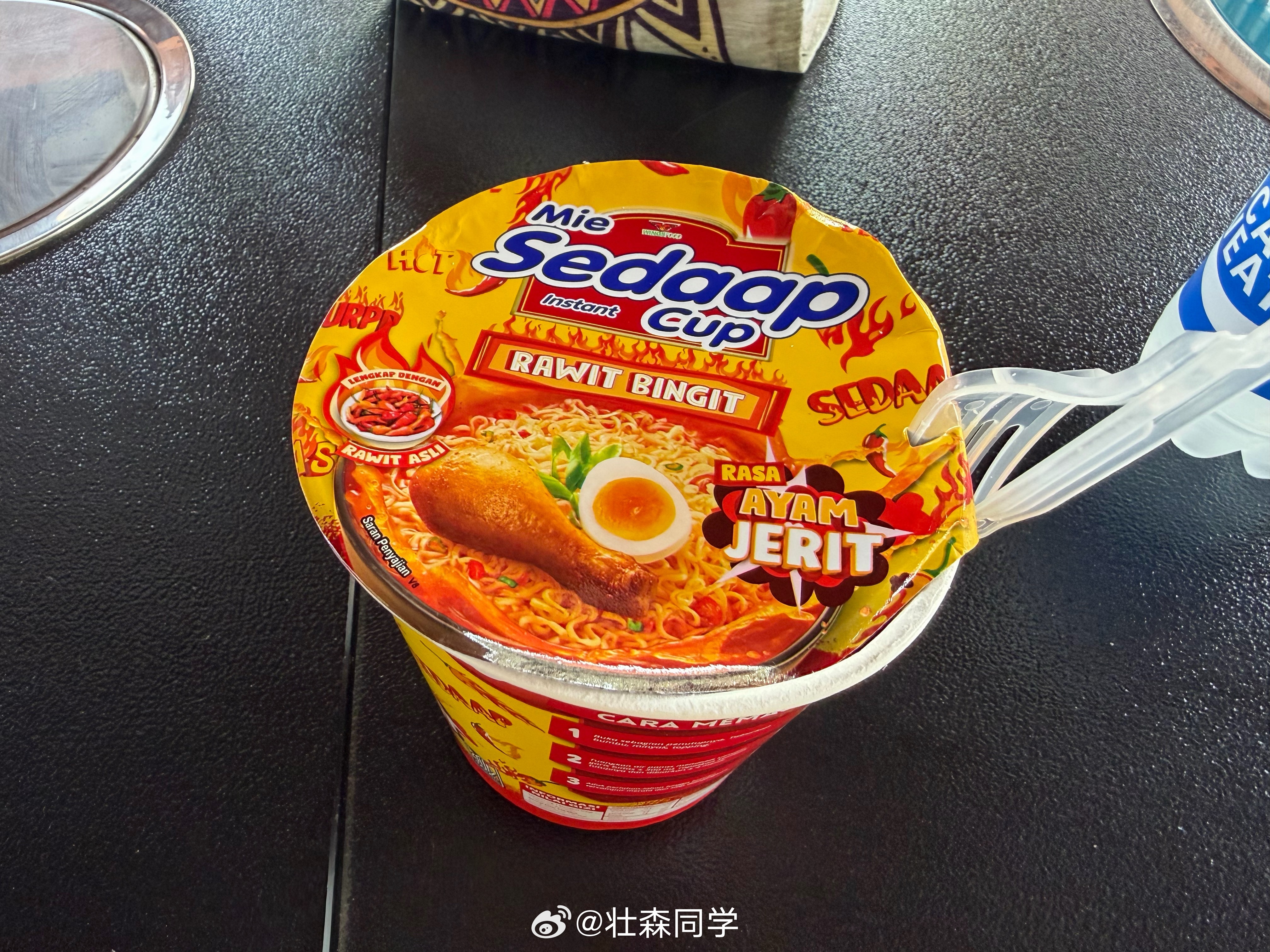 有一说一巴厘岛的这个红桶泡面好辣好好吃！ ​​​