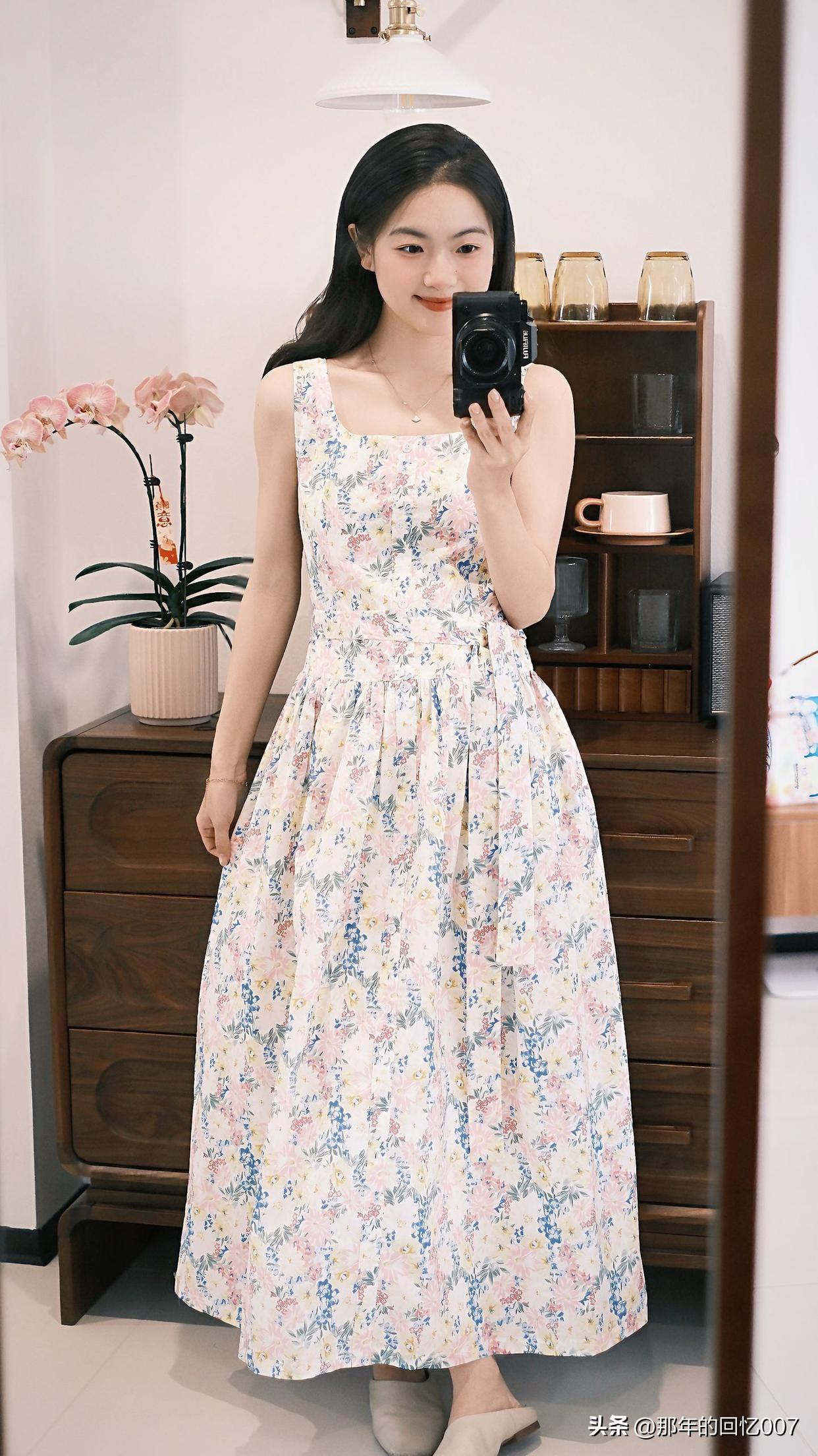 温柔粉嫩穿搭，甜美花裙与粉色开衫的完美搭配，少女心满满！🌸💕