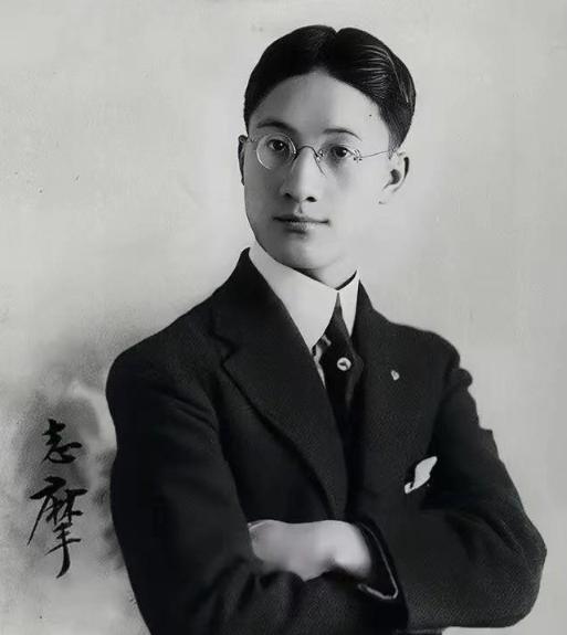 有一天晚上，陆小曼当着公婆的面，撒娇说：“摩，我好累，抱我上楼！”徐志摩赶紧弯腰