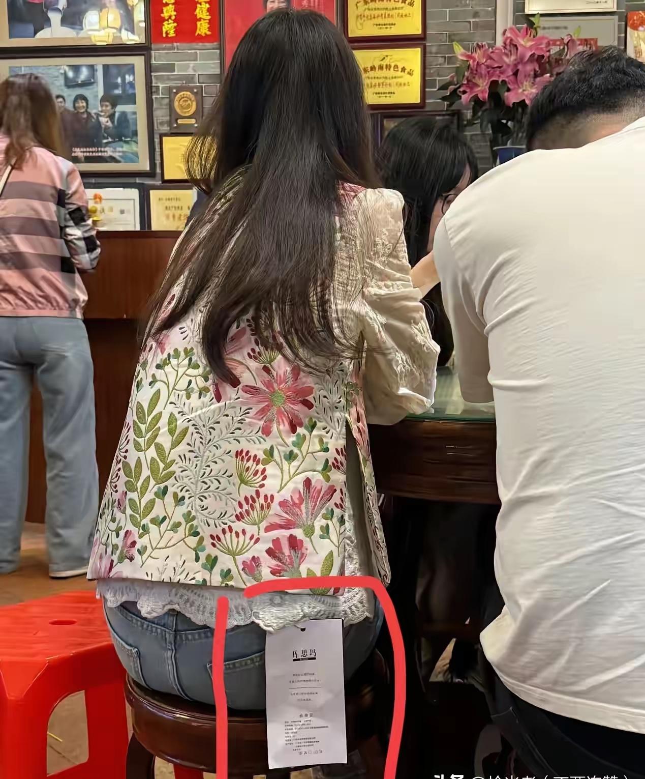 被“穿完就退”的骚操作坑惨了，商家们也开始“整活”了！
 
巴掌大的花里胡哨吊牌