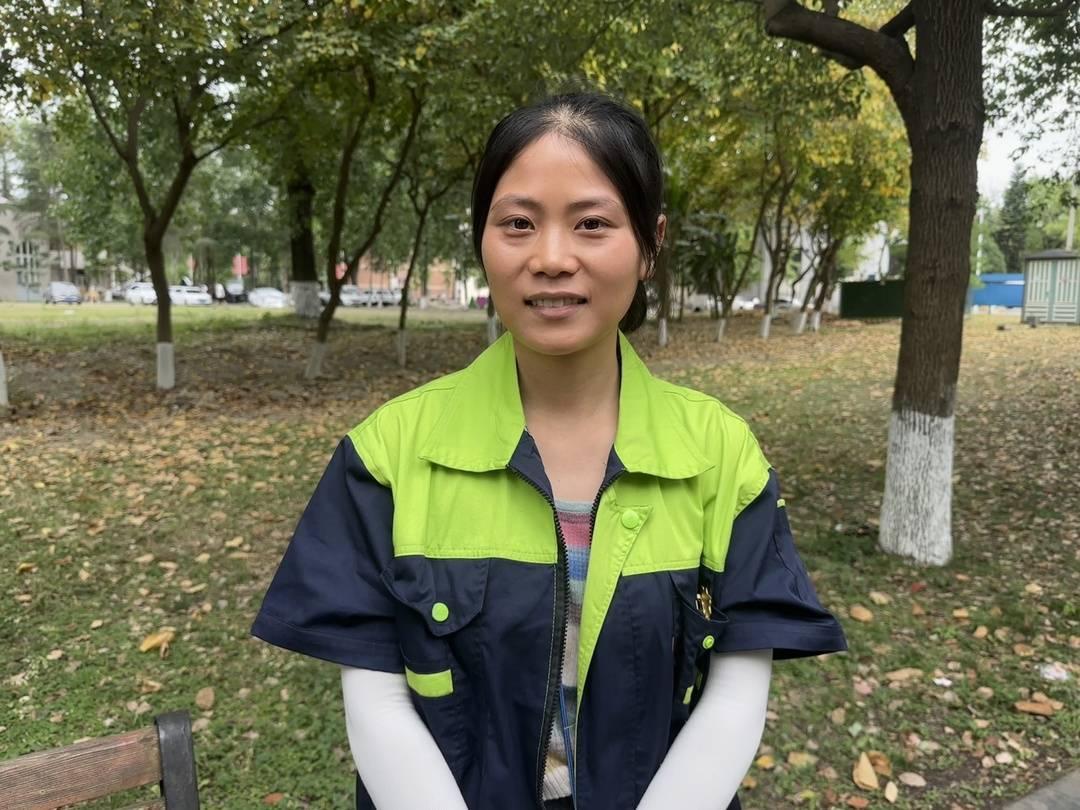 33岁的环卫女工李佳，一边打工一边复习，终于上岸成都理工大学的研究生，正所谓强者