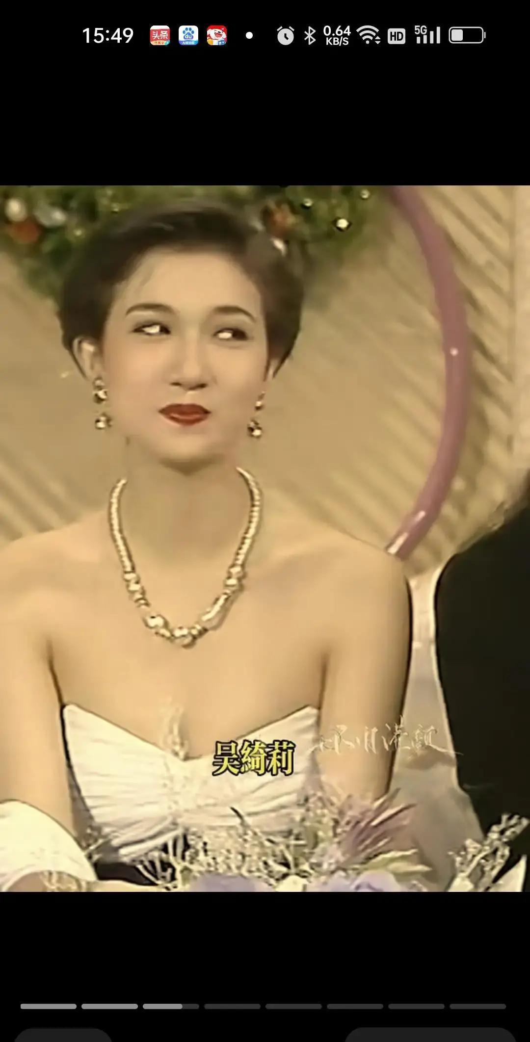 25年骂声没压垮她
 
1995年选美冠军，后来一个人带娃，被港媒追着骂了整整一