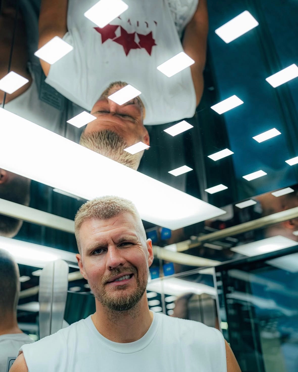 在拉脱维亚国家队的Kristaps Porzingis，图2还有球迷们的老朋友c