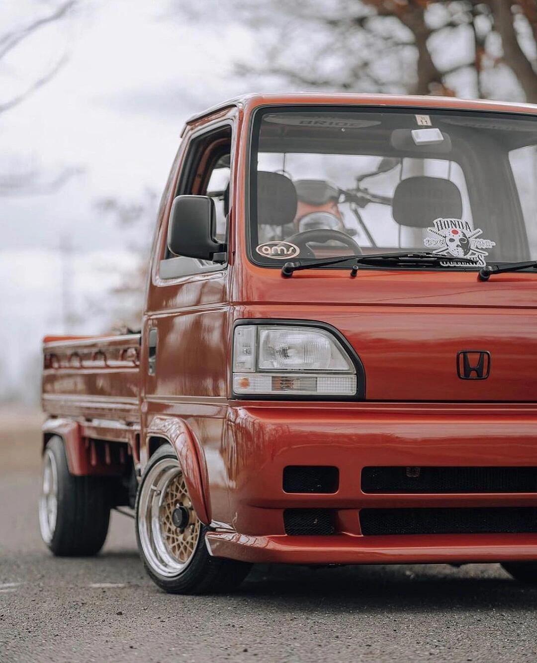 好可爱的组合， 1996年的本田 Acty，四驱、3缸汽油发动机，奶凶奶凶的是不