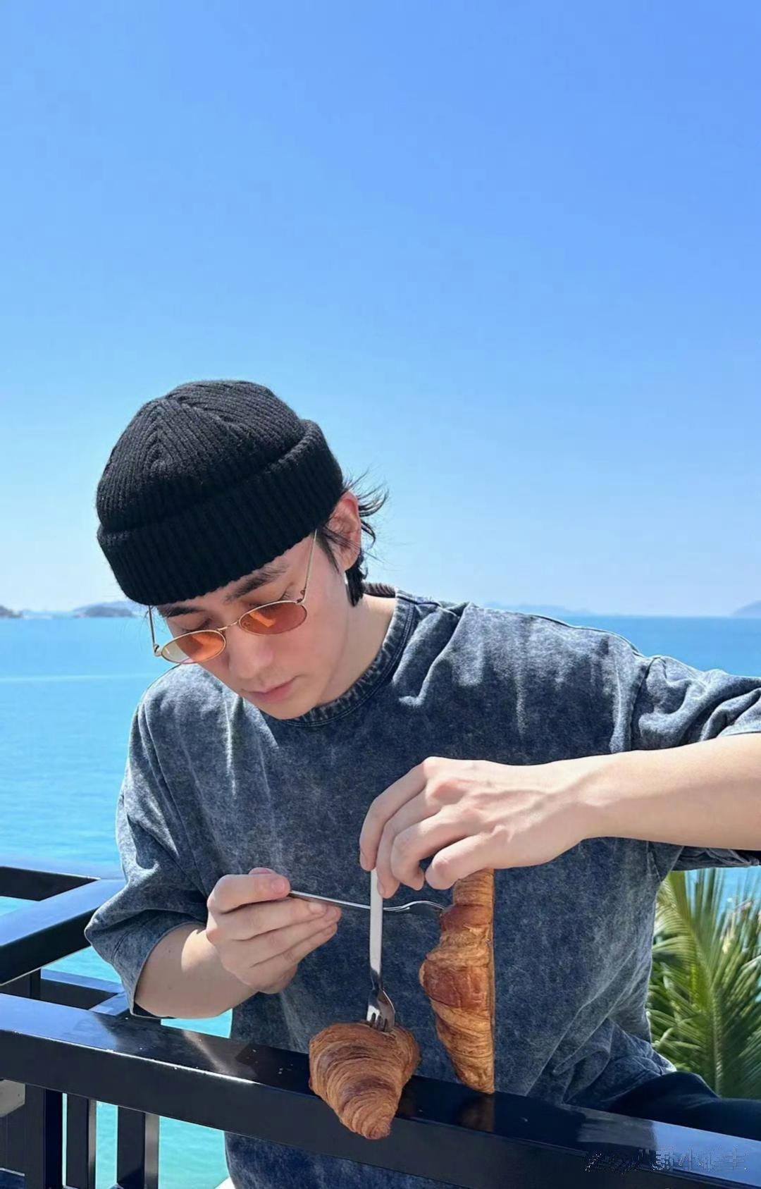 朱一龙这么拍照，最后有没有吃完的 ​​​