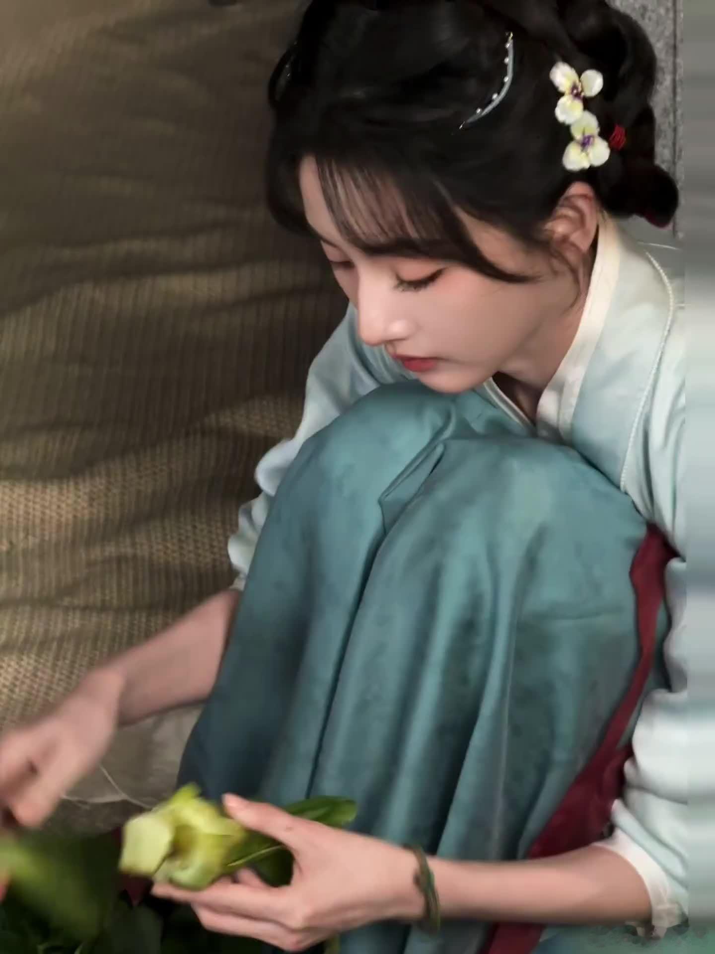 宋祖儿司宫令首个出妆谁家的厨娘姑娘，眉眼温柔得像江南的雨🌧️一蔬一饭，皆是生活