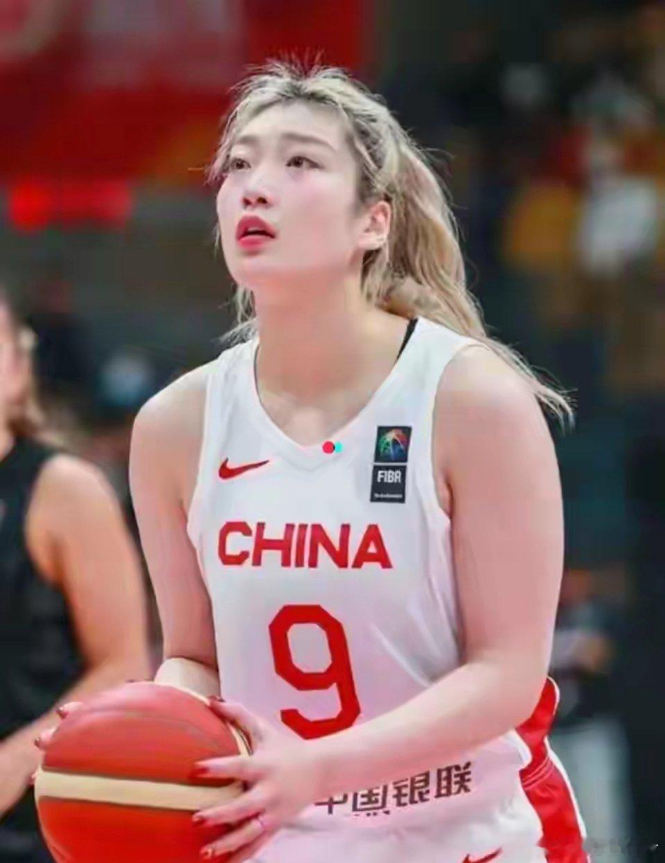 4月23日中国女篮！李梦换掉国家队队服头像，世界杯宫鲁鸣压力大这是什么操作？4月
