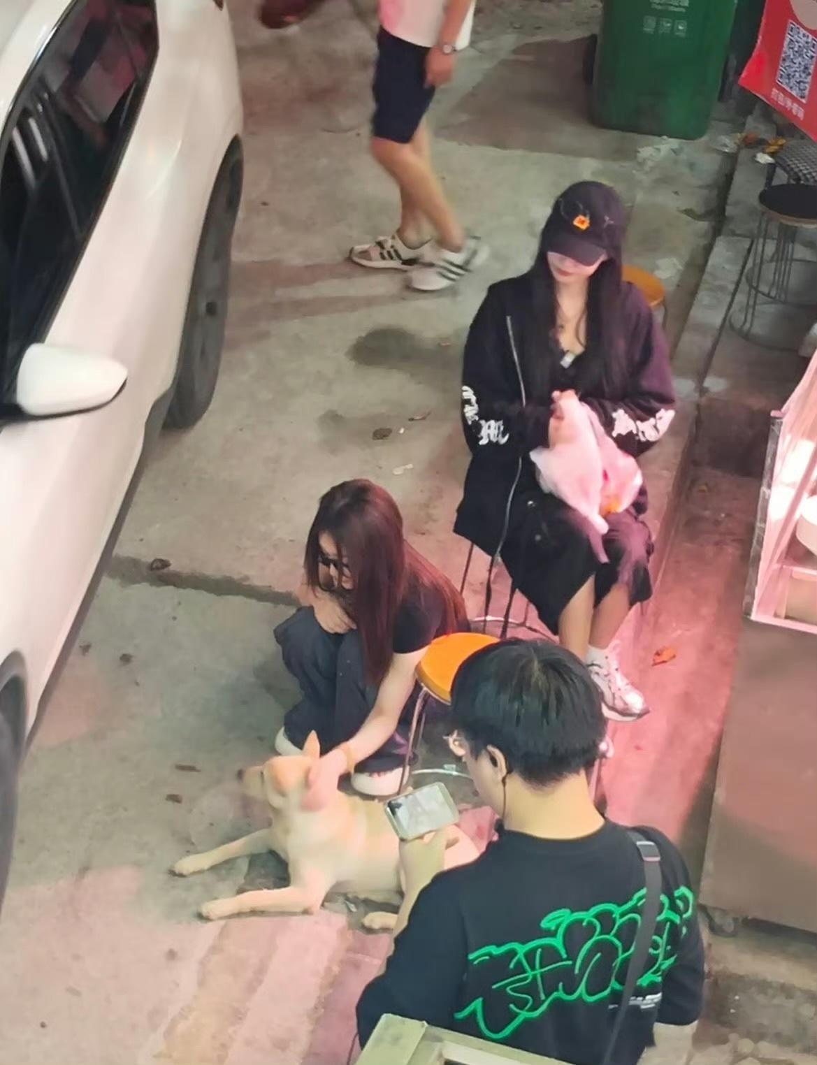 偶遇李小冉孙怡牵手逛夜市不想睡的星期五谁能想到夜市街头偶遇李小冉孙怡，自然牵手闲