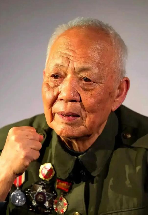 上甘岭，180多个美国大兵发起冲锋，可守阵地的只剩下一个新兵蛋子，惊慌失措后，新