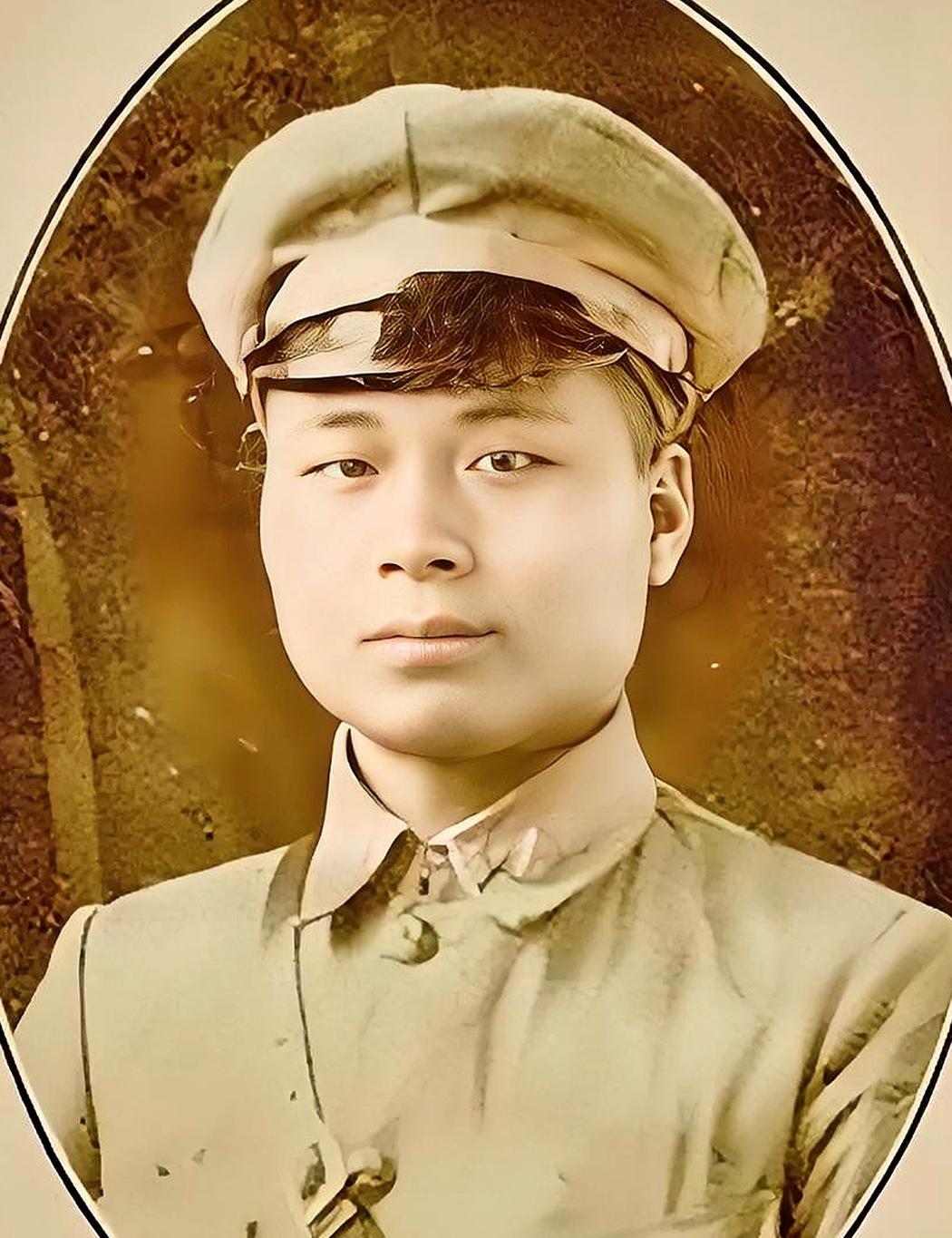 1980年，台北机场。73岁的邱行湘刚下飞机，就被蒋纬国的人接走。临别时，对方塞