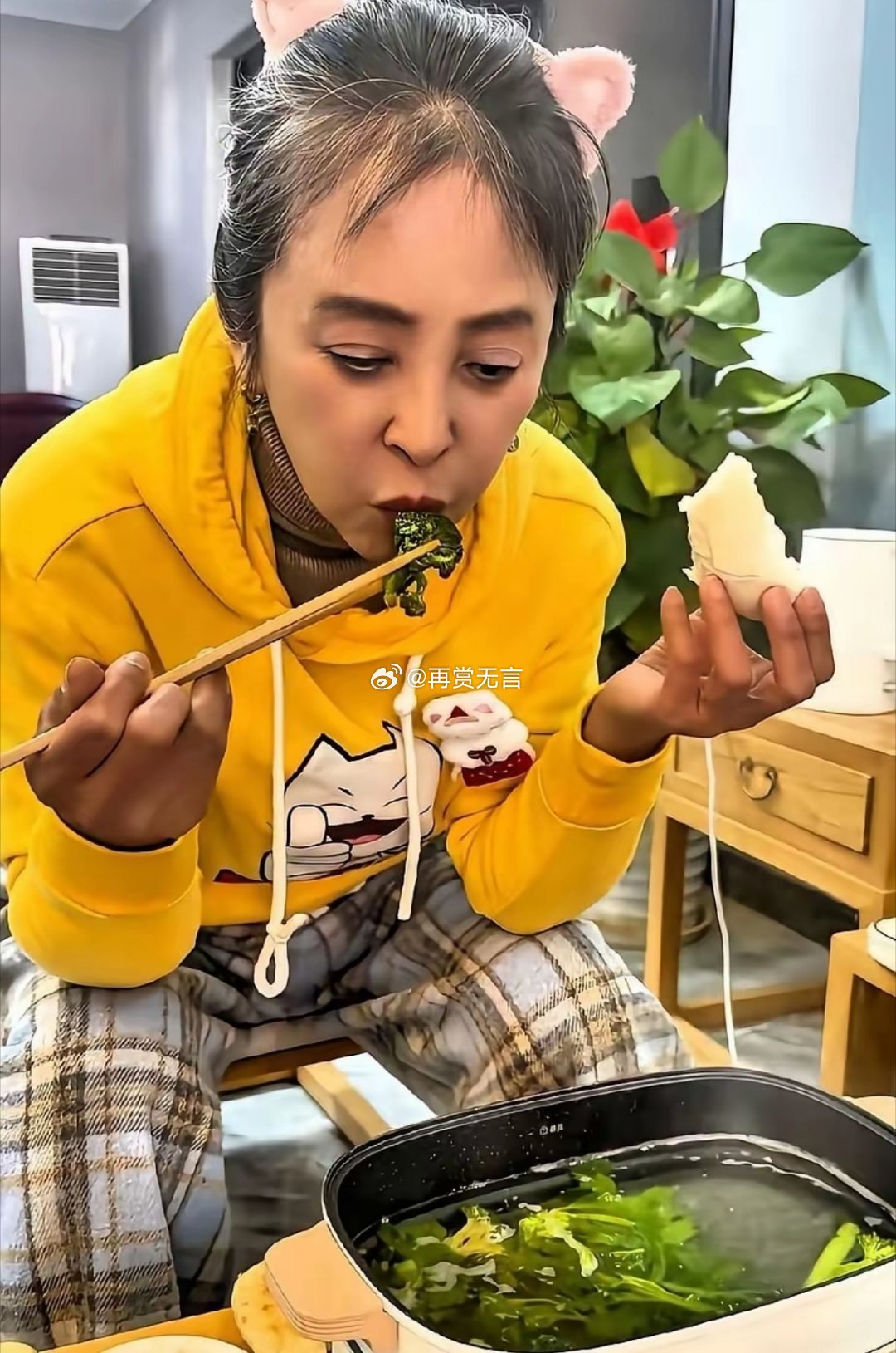 好歹曾经也是一线老戏骨，李勤勤好可怜啊，现在穷的只能吃清汤寡水的。 