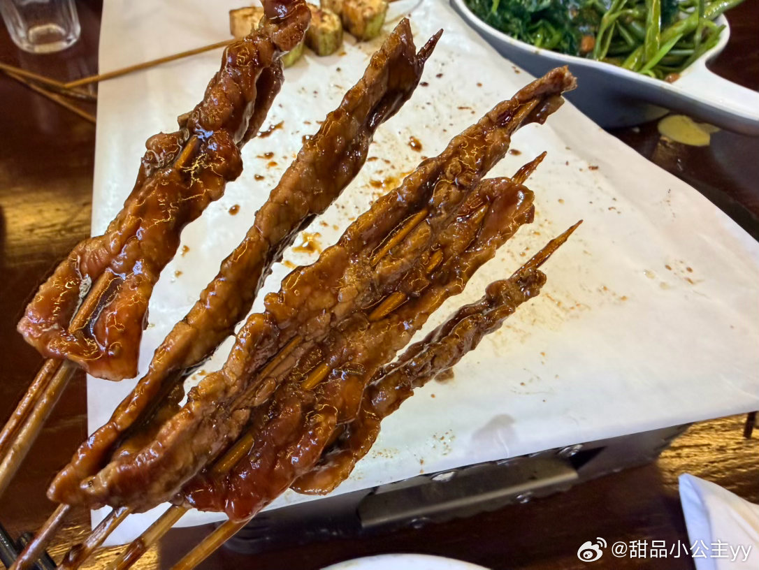顺德烧烤吃啦🍢🍡🍖湿烤牛肉，菠萝蜜烤牛肉，卜卜贝火锅🍲煲仔饭，烧鹅，炒通