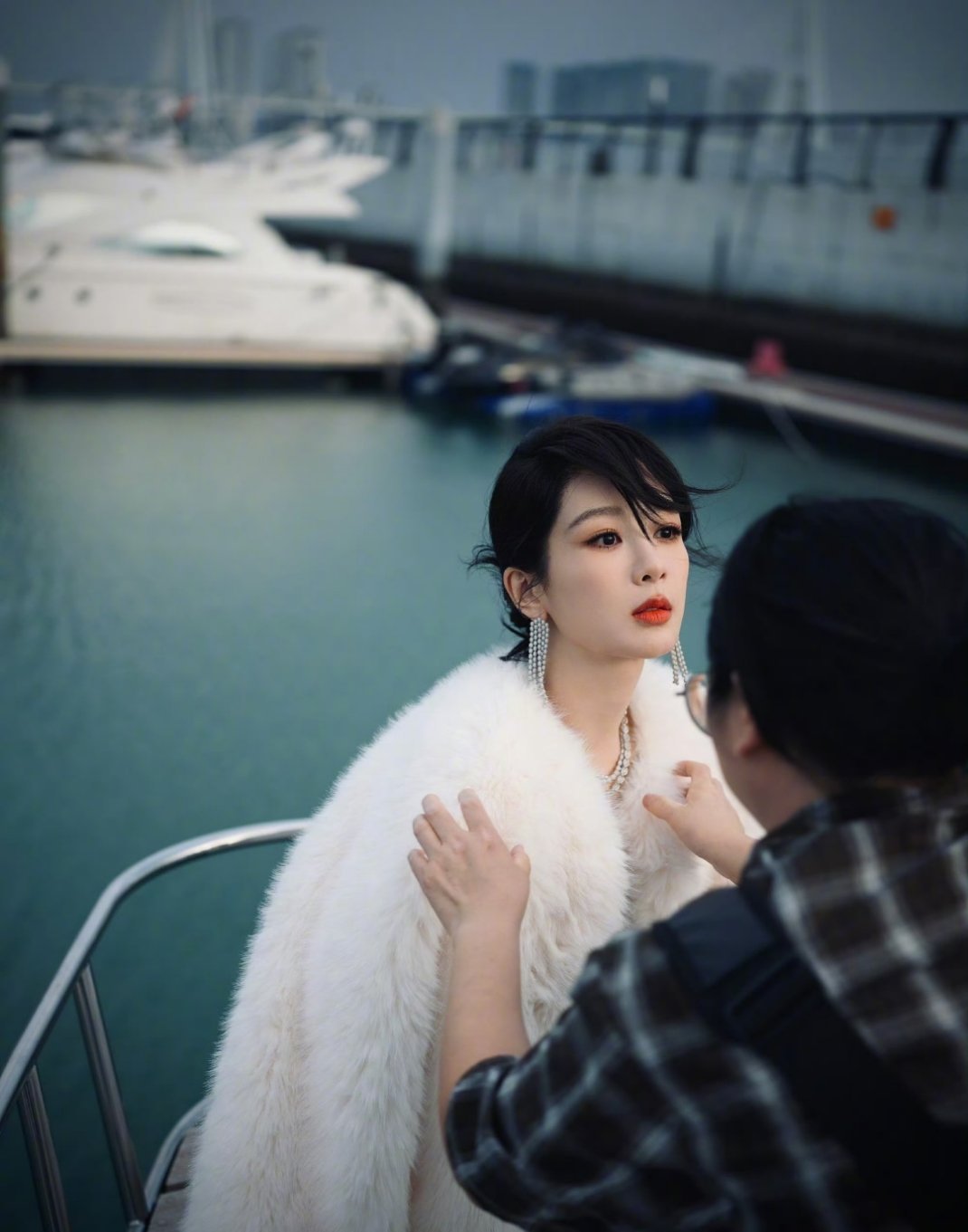 杨紫 冷不冷啊!看着这个单薄的小裙子就很冷🥶!多穿点 