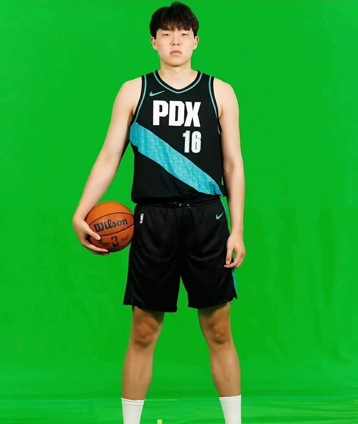 刚刚，开拓者在客场以115：110战胜马刺。中国球员杨瀚森表现有所进步，为开拓者