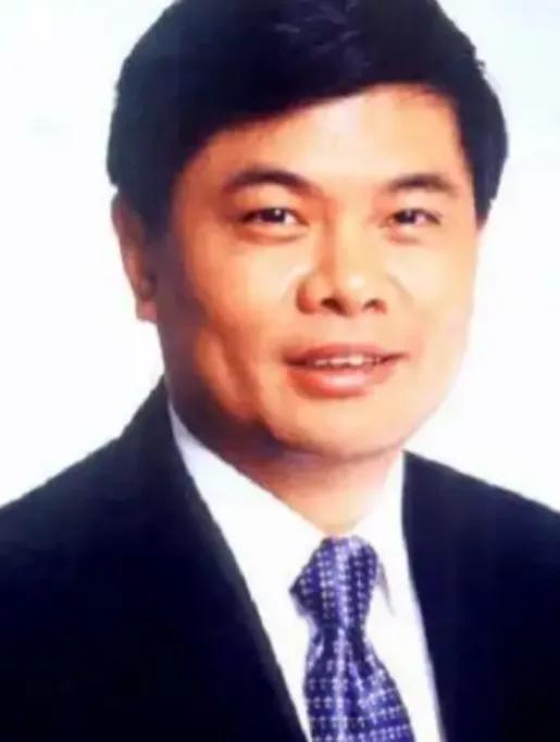 2004年，亿万富翁丁健对妻子说：“离婚吧。我爱上别人了，给你一个亿！”妻子哀求