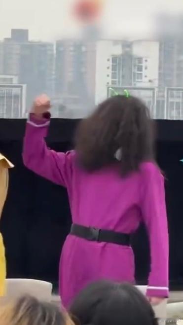 王鹤棣紫色爆炸头茄子 救命这个紫色爆炸头茄子居然是王鹤棣哈哈哈哈哈