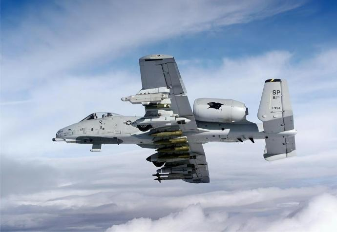 每天认识一件兵器 美国A-10“雷电Ⅱ”攻击机A-10是美国费尔柴德公司研制的双