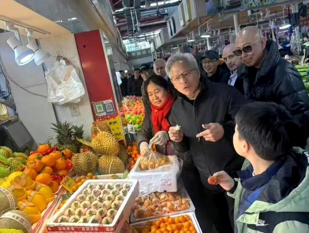 老黄入乡随俗，不穿皮衣穿夹克。 ​​​