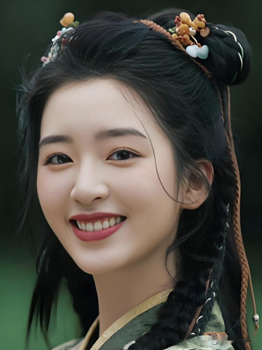 邓恩熙淡颜清透如春风，自带温柔松弛感。她以不设限的演技诠释角色灵魂，戏内炸裂戏外