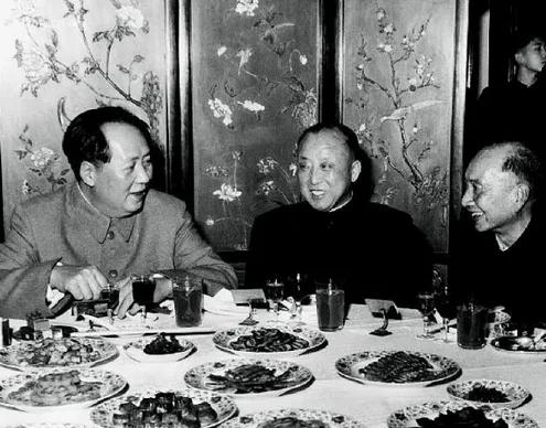 读书笔记：研读《毛泽东年谱》——问与答
问：毛主席在哪次宴会上“谈笑风生，状如家