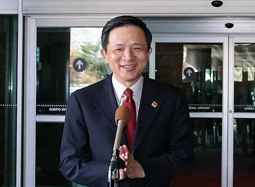 一个月出现仨总统让国际社会对韩国有了全新的认识。韩国重新调整外交领域的方略。首脑