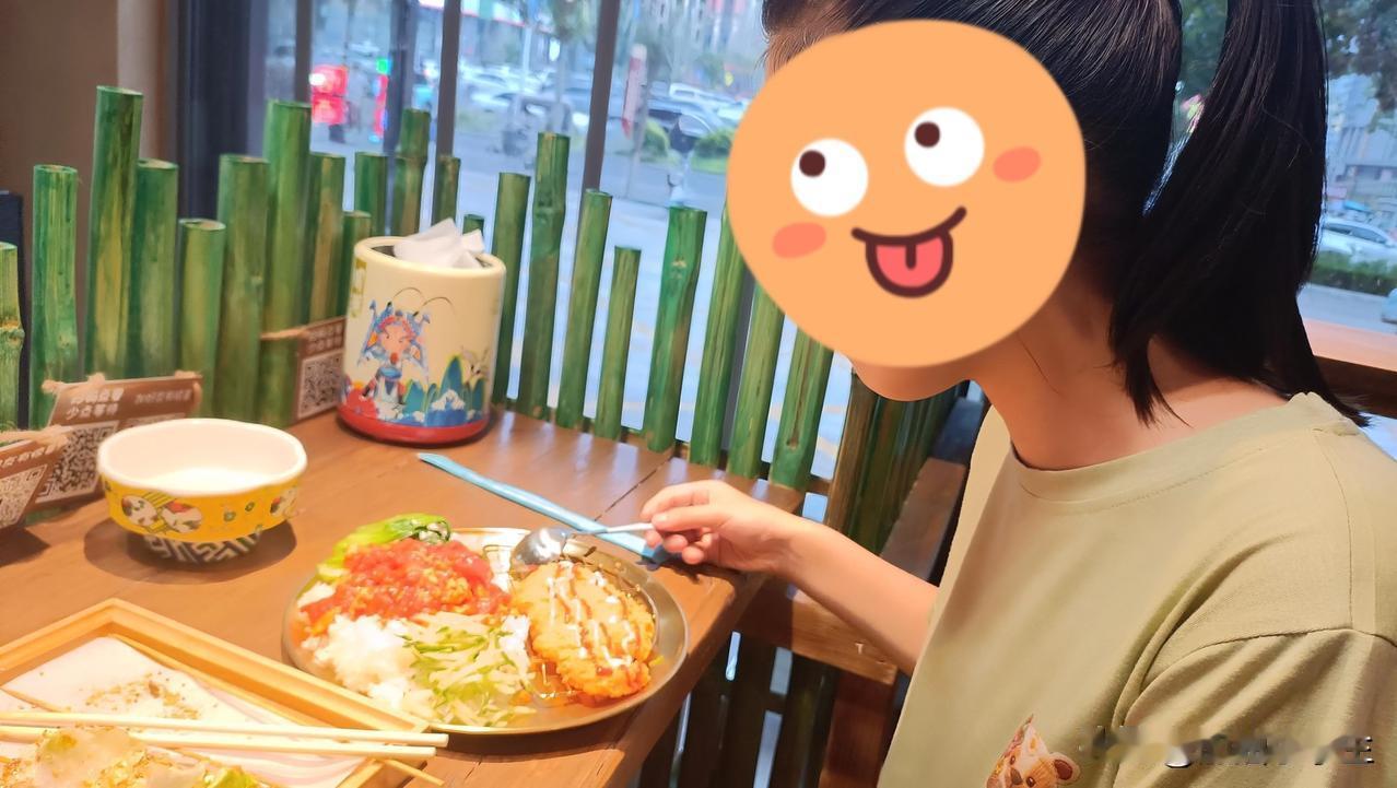 我终于下决心不让孩子上微信了，因为她有个微信群，都是在学校玩的还不错的，他们经常
