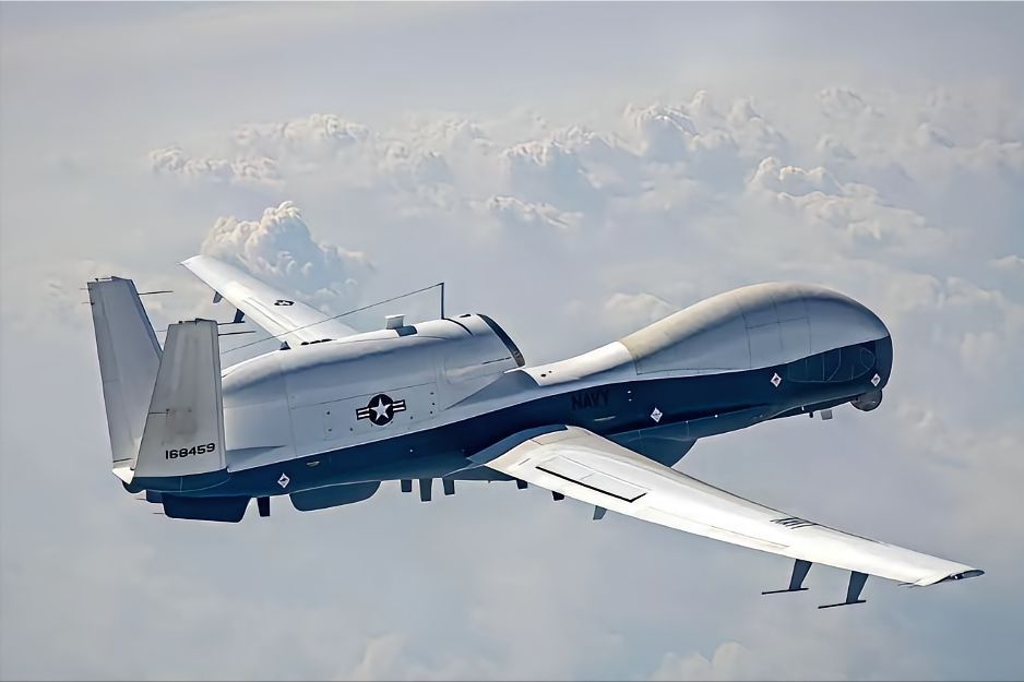 一架美军顶级的“海神”无人机，在霍尔木兹海峡上空，直挺挺地掉了下去，让远在西西里