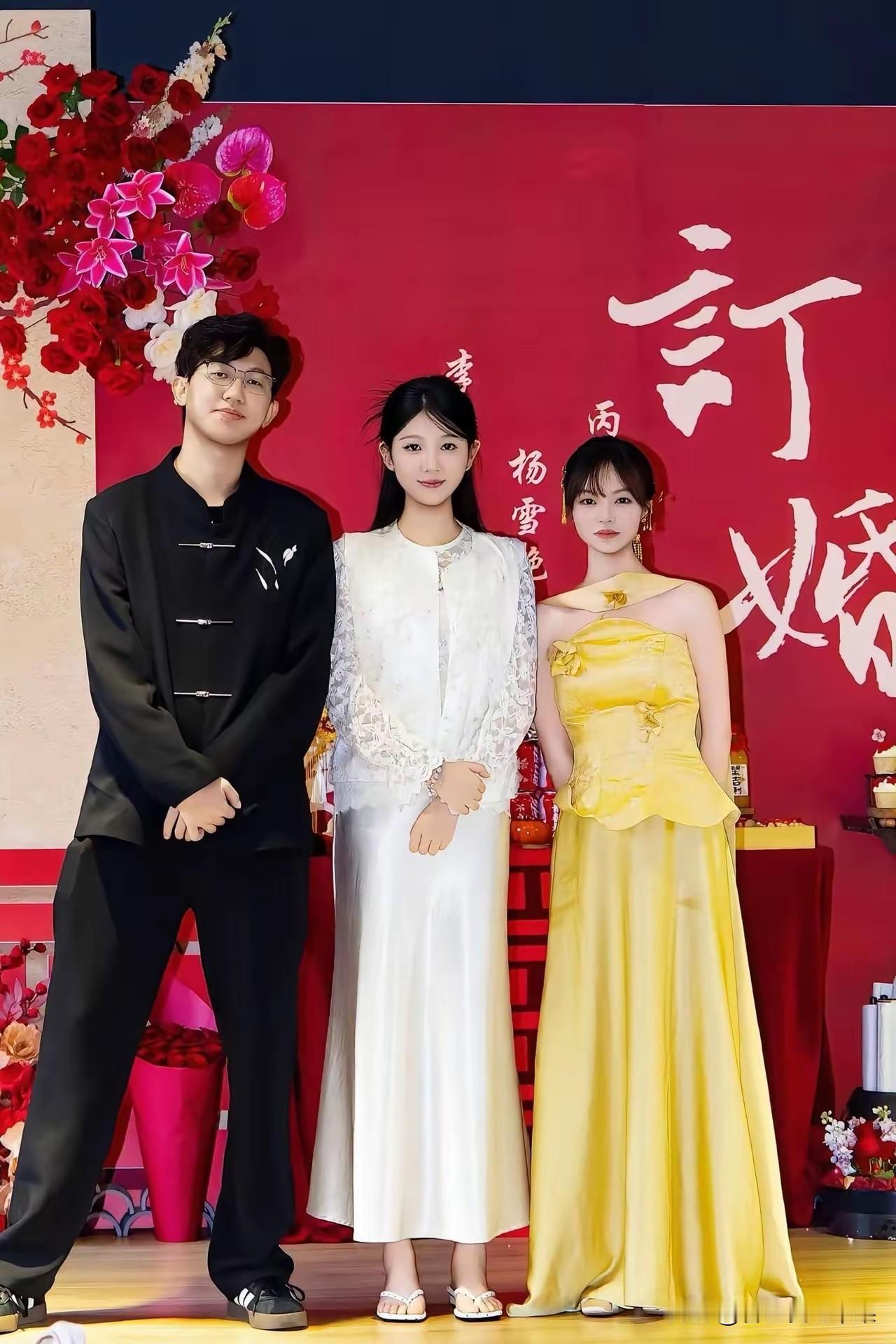 不怪小伙子一脸幸福，换谁谁不是！