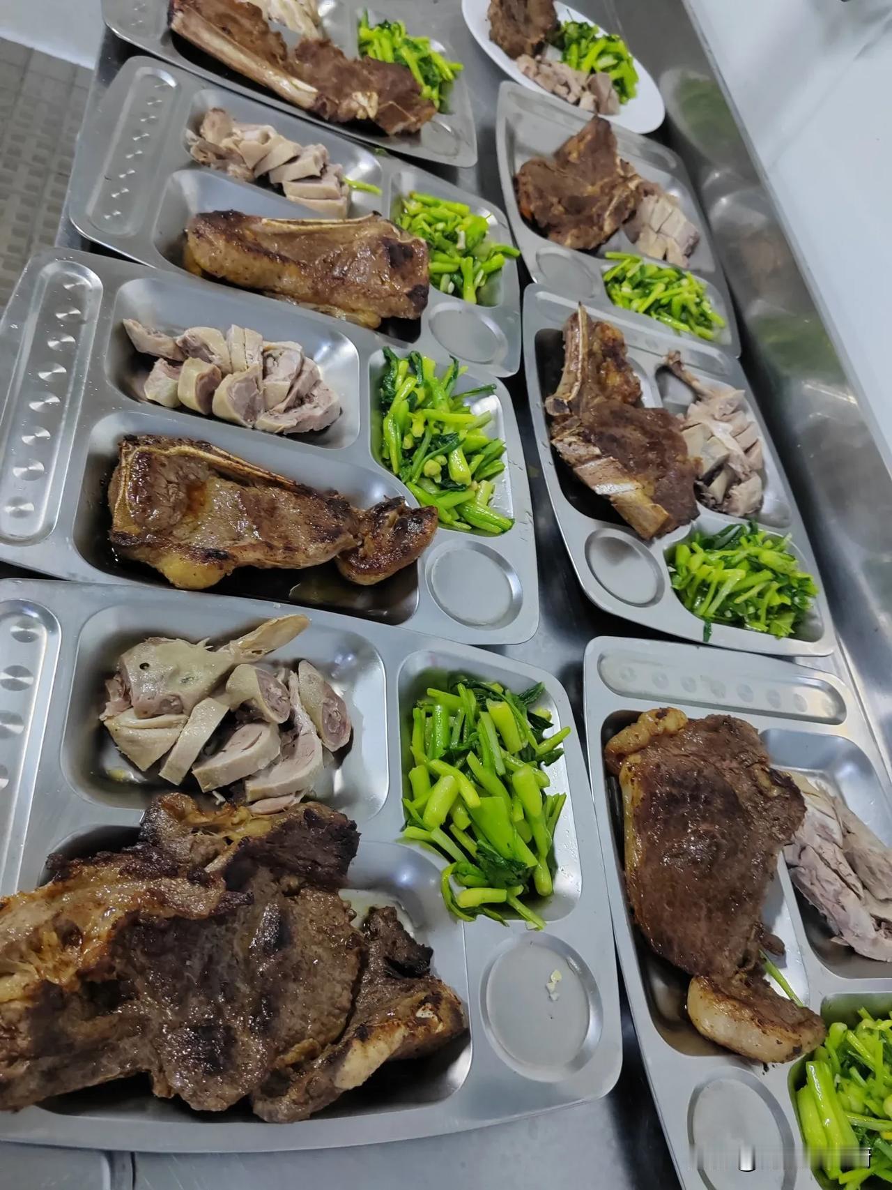 自从国内上了伙食后，做夜宵的没有了，煮方便面的也没有了，康师傅方便面拿出来了十天