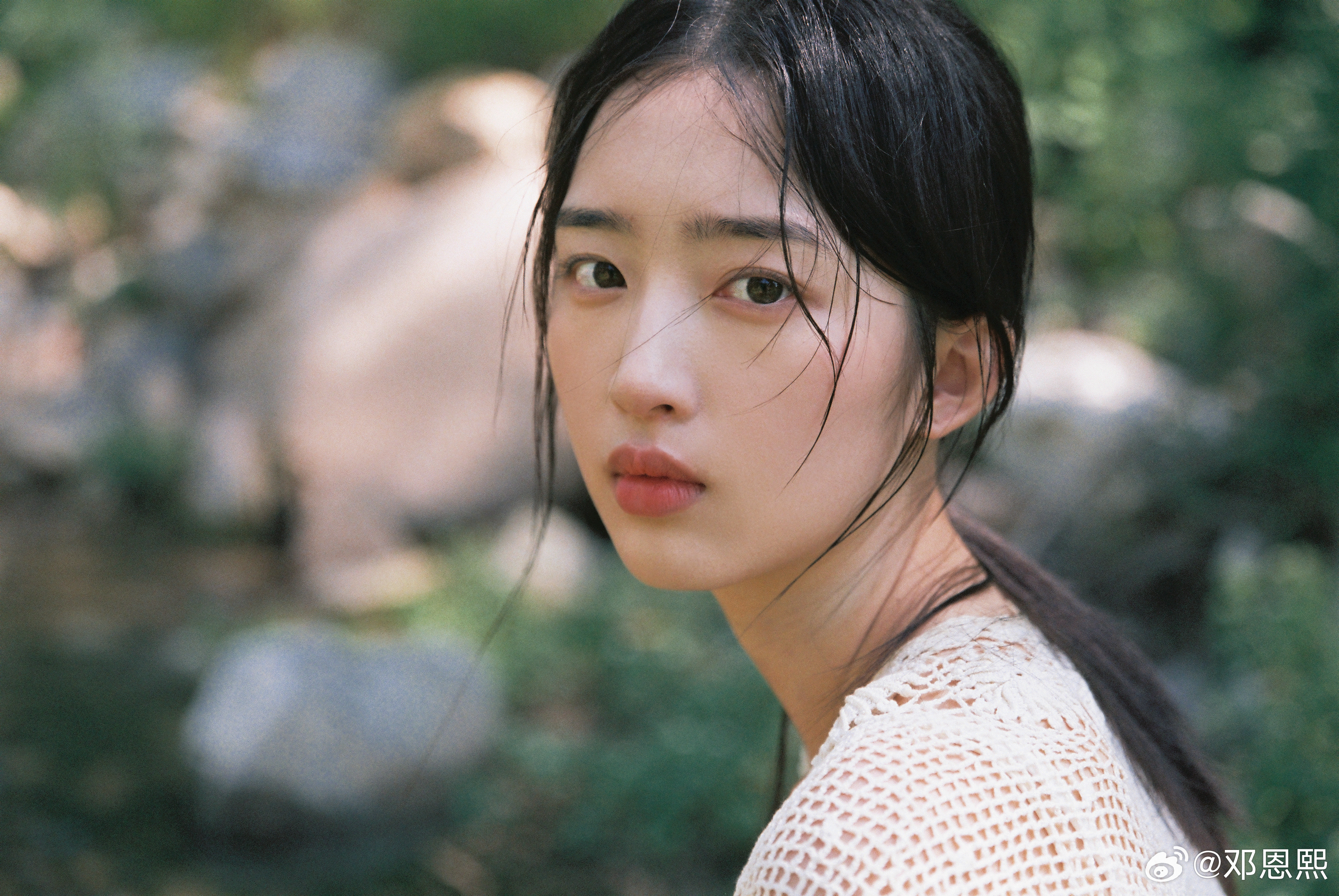邓恩熙 青苹果味的夏天妹宝就这么又给我美一大跳！大片绿色的背景邓恩熙置身其中完全