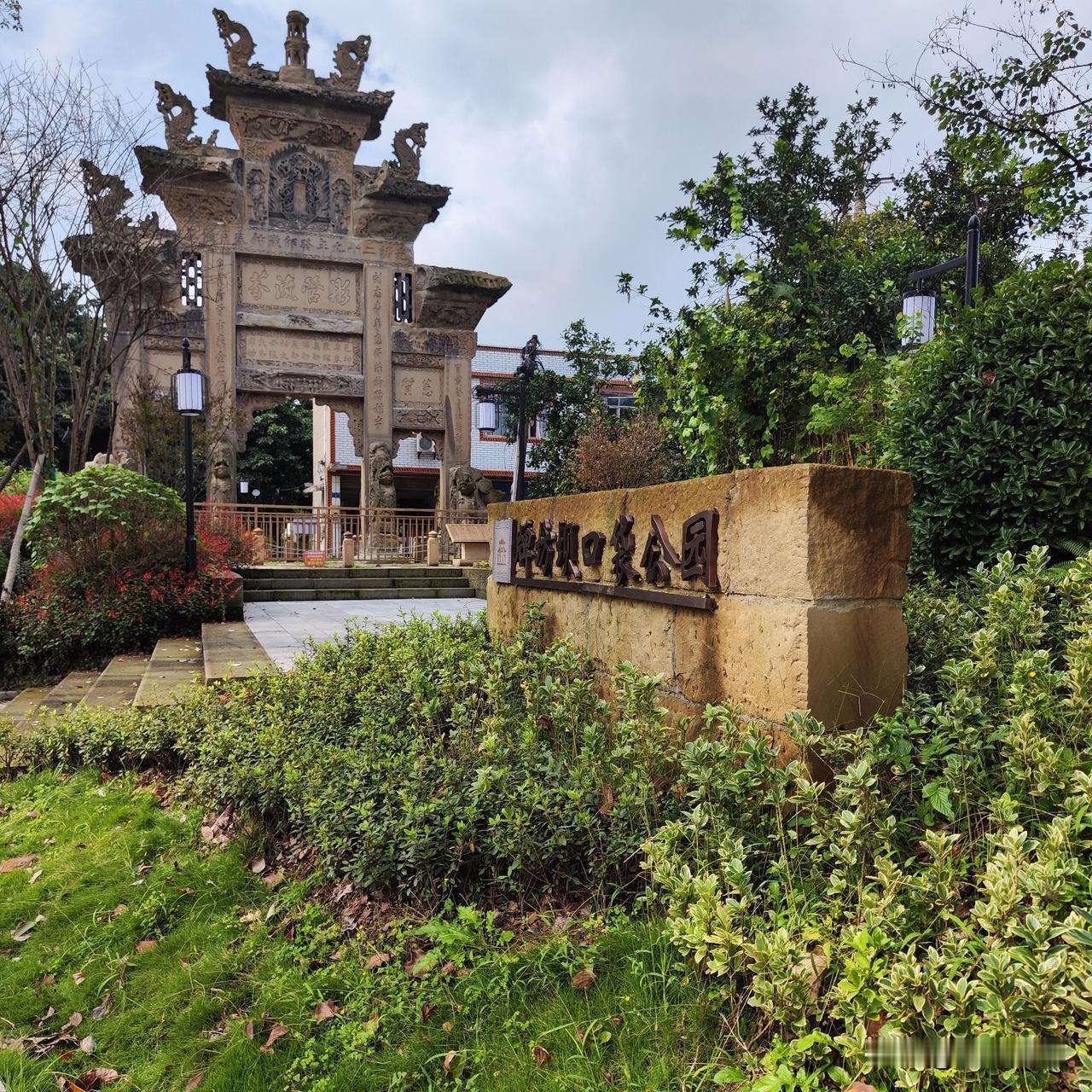 当初，在生产队时，发生过许多匪夷所思的事情。
我们这边的土地非常少，好的地都是生