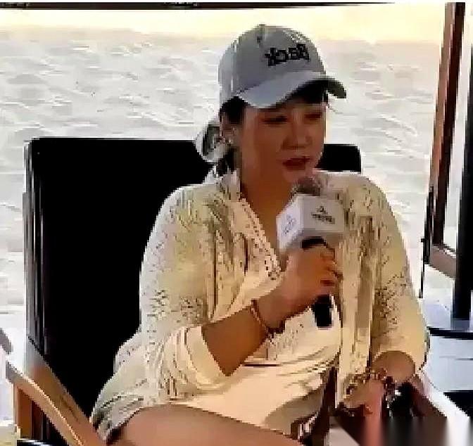 刷到郝蕾的访谈，一句话，给我干沉默了。
她说，当年啊，我们都太想表达自己了。
2