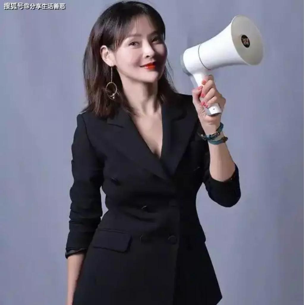 于明加拿捏成熟女性氛围感，简约穿搭尽显从容气场
 
中年女性的高级美，从不靠繁复