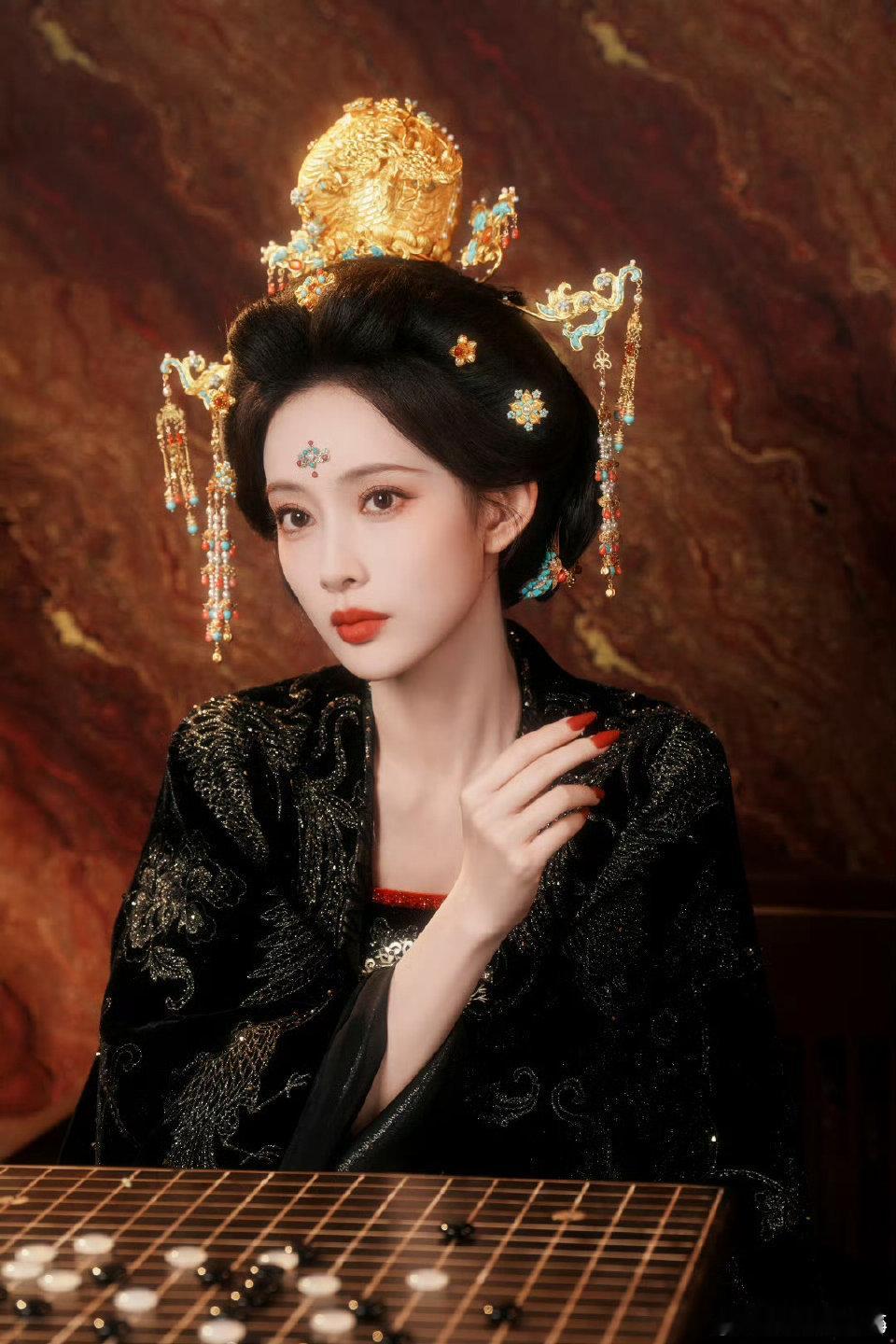 孟子义这个人设是不是那种恶毒公主的人设，感觉孟姐这个妆造像那种美艳后妈，野心特别