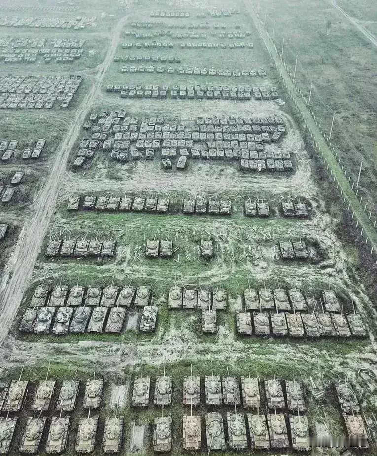 看起来俄军前线坦克损失很严重啊！
俄乌战争双方都有大量的坦克和装甲车辆损失，乌克