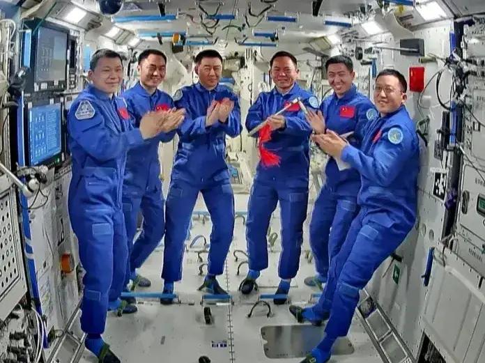 神舟二十号的“延迟返回”，让无数人心头一紧，却也激起了我们对太空垃圾的深刻思考。