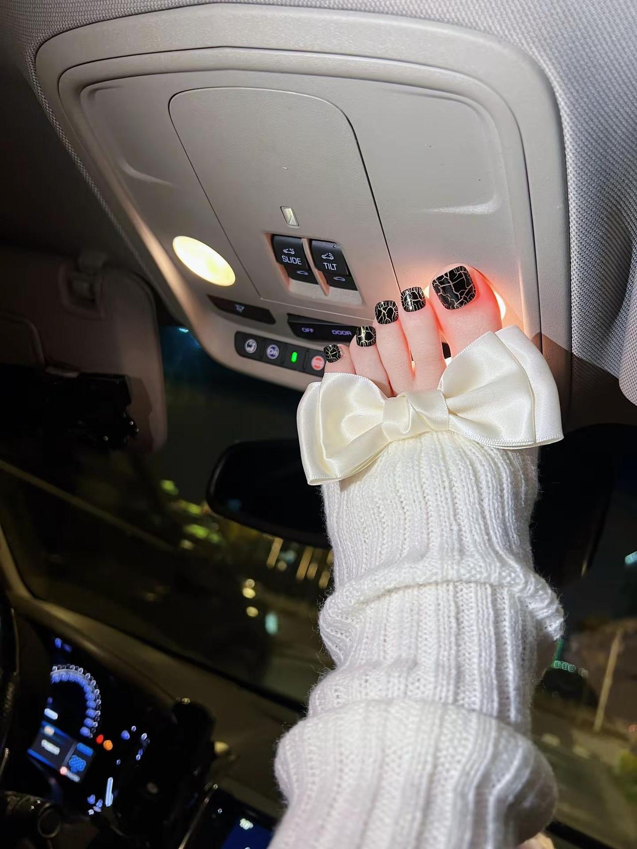 是黑金美甲哦 金色➕黑色