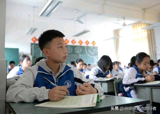 这样的老师是不是很飒咧？

孩子说他们的数学老师在上班路上骑车摔了一跤，杵着拐来