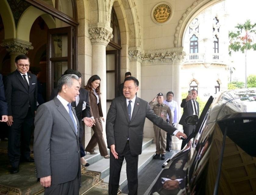 劳斯莱斯失宠了？泰国总理的新座驾，是这台中国车最近，泰国总理阿努廷亲自开着自己的