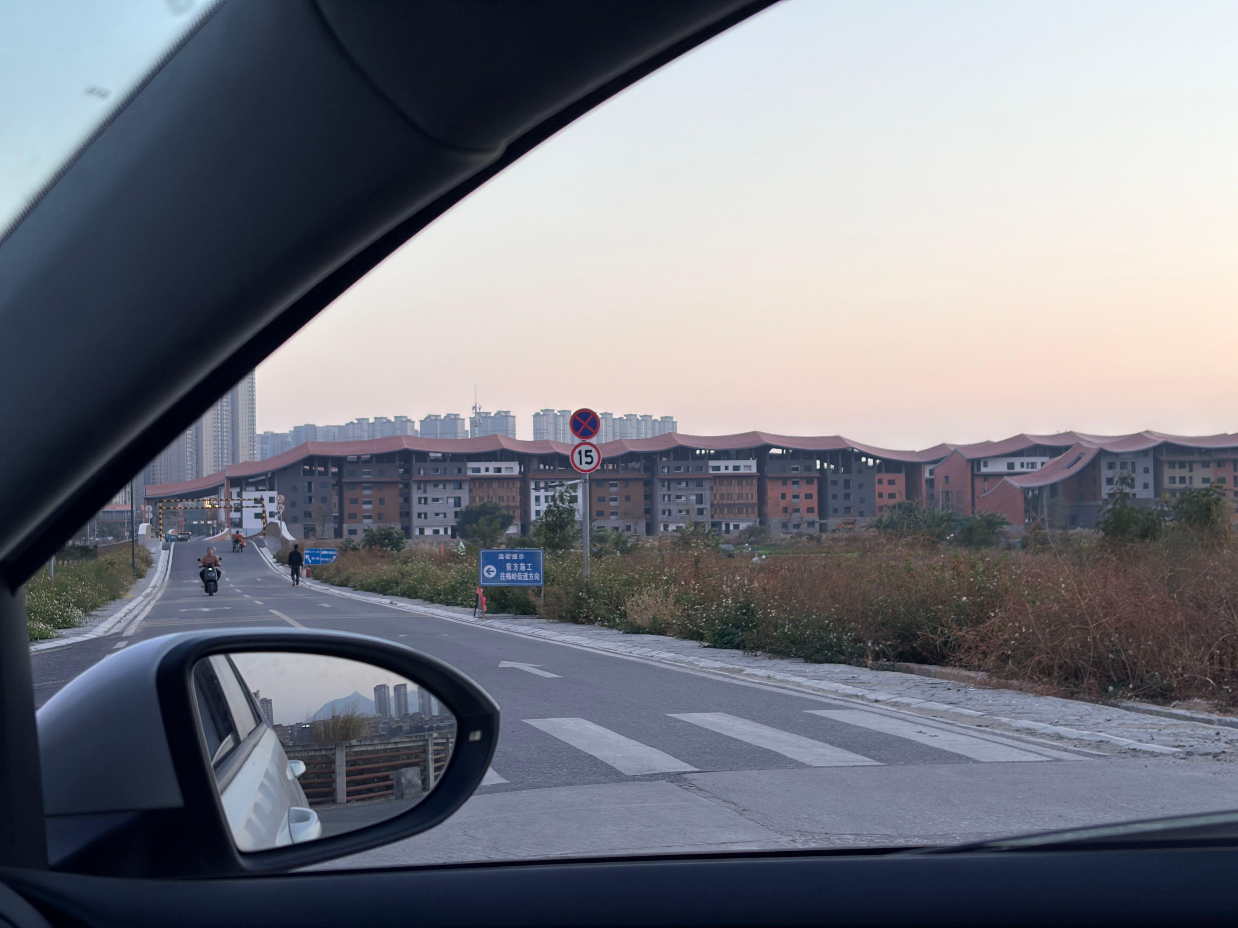 这是建筑大师王澍的建筑作品远看真是个庞然大物的奇怪建筑 