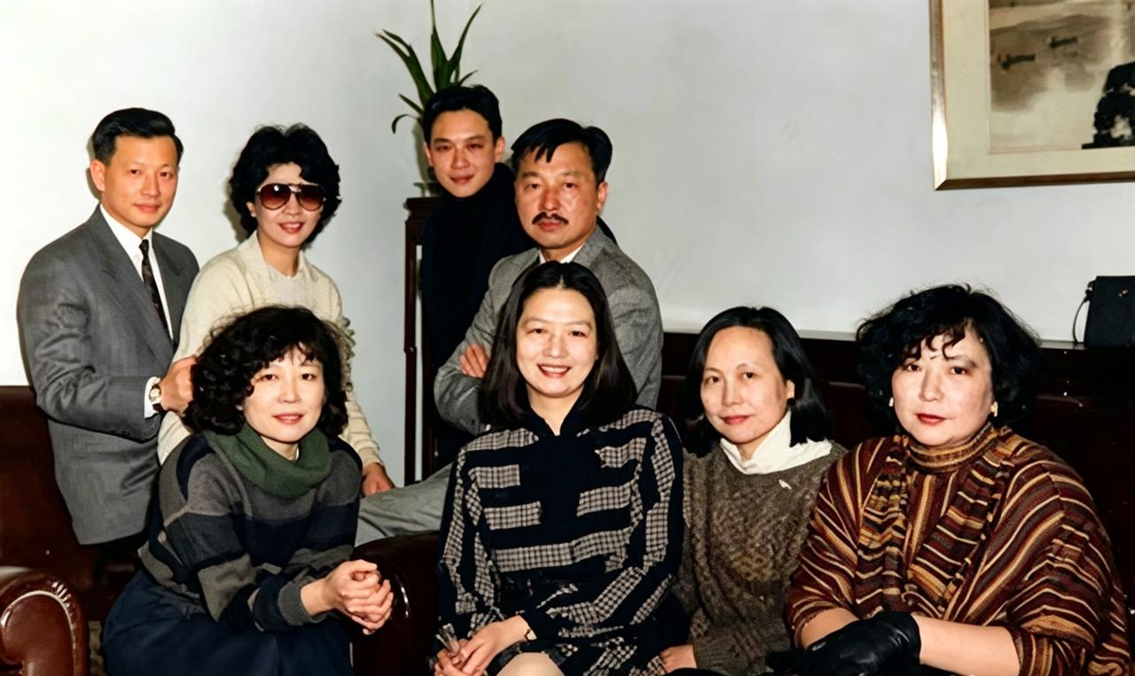 她是上海首席名媛，和戏子私奔生下6个孩子，如今个个都家喻户晓。考考你，这是谁一家