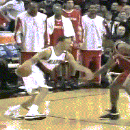 巅峰罗伊差点晃倒阿泰。脚踝终结者训练营